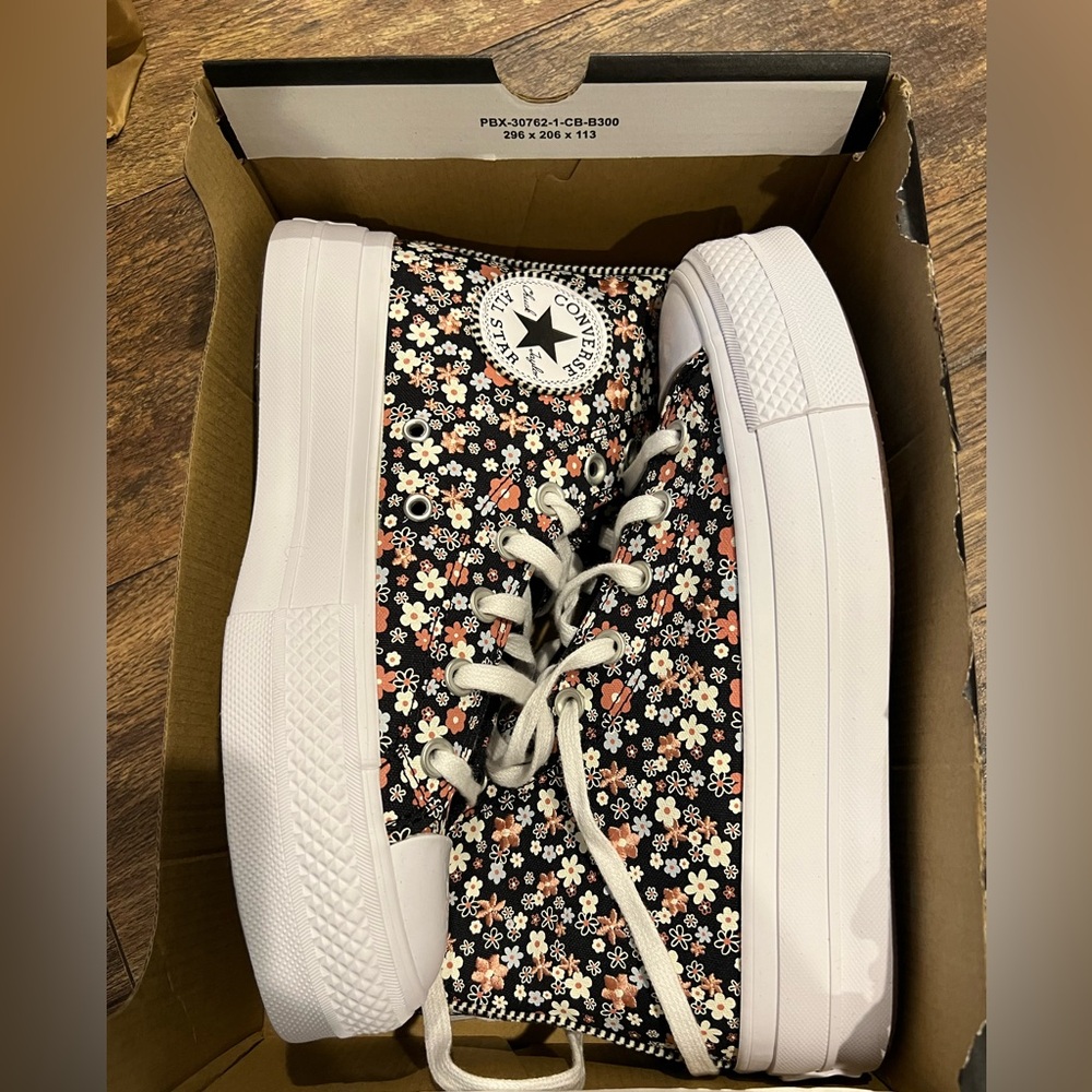 Chuck Taylor All Star Lift Platform Petite Petals NWOB - Picture 5 of 8